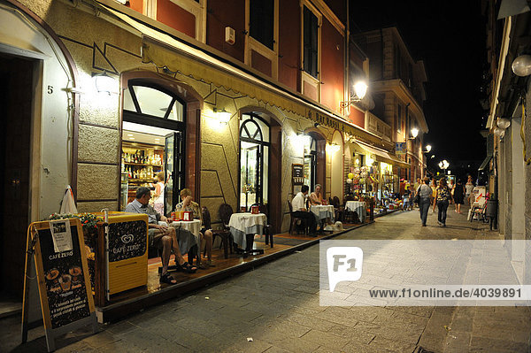 Nachtaufnahme Fußgängerzone mit Restaurant in Varazze  Riviera dei Fiori  Ligurien  Italien  Europa