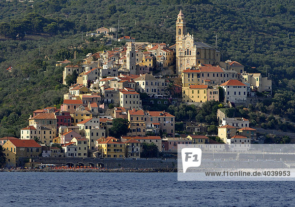 Cervo mit Pfarrkirche San Giovanni Battista  Blick vom Meer  Riviera dei Fiori  Ligurien  Italien  Europa