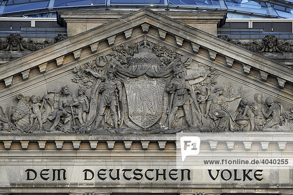 Schriftzug Dem Deutschen Volke und Relief im Tympanon über Hauptportal  Reichstagsgebäude  Berlin  Deutschland  Europa