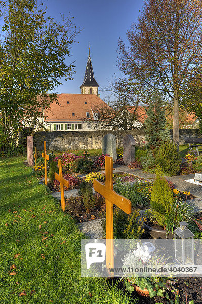 Friedhof mit Kirche in Ortsteil Siegelhausen bei Marbach am Neckar  Baden-Württemberg  Deutschland  Europa