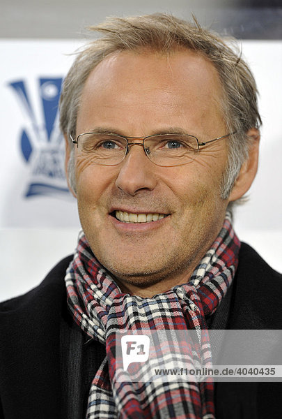 Portrait Sportmoderator und Talkshowmaster Reinhold BECKMANN  ARD  vor Logo UEFA-Cup