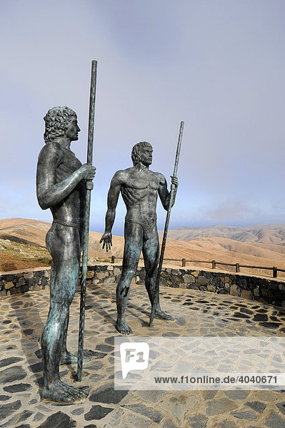 überlebensgroße Kriegerstatuen aus Bronze bewachen das Tal Vega de Rio de las Palmas an der Straße nach Betancuria  Fuerteventura  Kanarische Inseln  Spanien  Europa