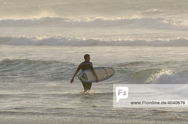 Surfer im Atlantik  Fuerteventura  Kanarische Inseln  Kanaren  Spanien  Europa