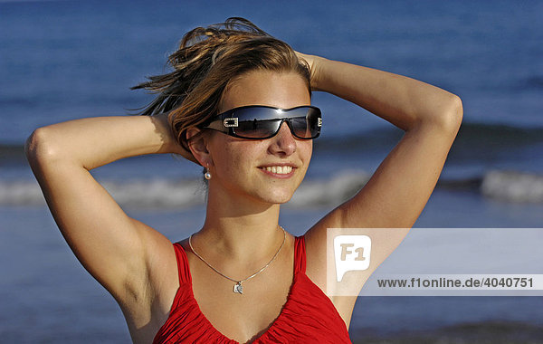 Junge Frau mit Sonnenbrille