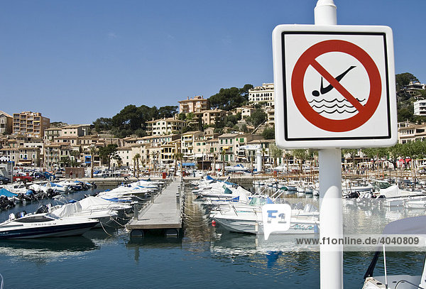 Jachthafen mit Schwimmverbot von Puerto de Soller  Mallorca  Balearen  Spanien  Europa