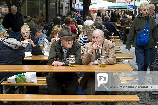 Senioren in einem Biergarten auf dem Viktualienmarkt beim Bier trinken  München  Bayern  Deutschland  Europa