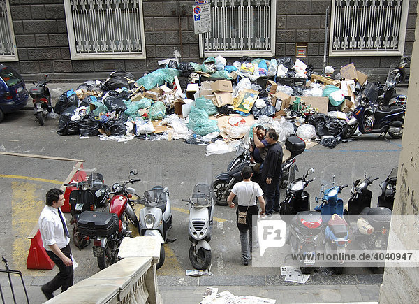 Hausmüll sammelt sich in den Straßen von Neapel  Kampanien  Italien  Europa