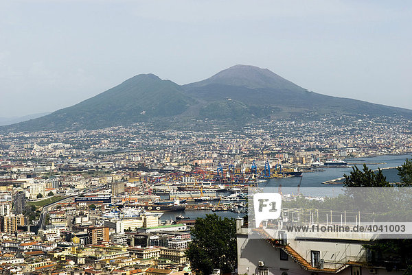 Skyline von Neapel mit Vesuv von Vomero aus  Neapel  Kampanien  Italien  Europa