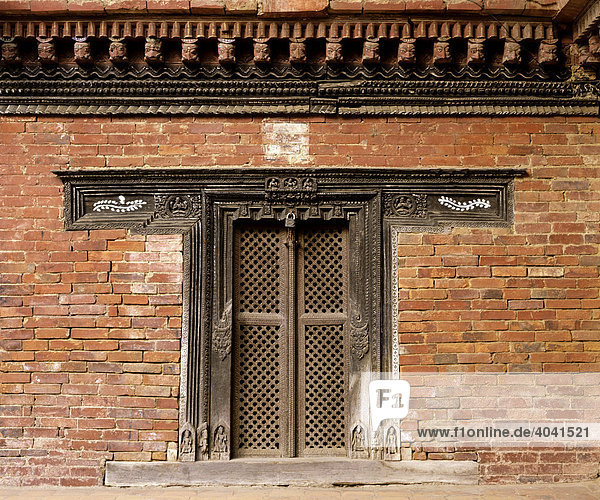 Verzierte Holztüre am Königspalast  Patan  Lalitpur  Nepal  Südasien