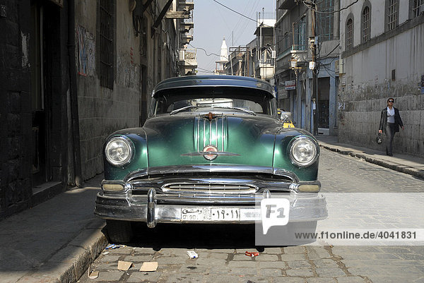 Vintage car in the historic city centre of Damascus  Syria  Middle East  Asia