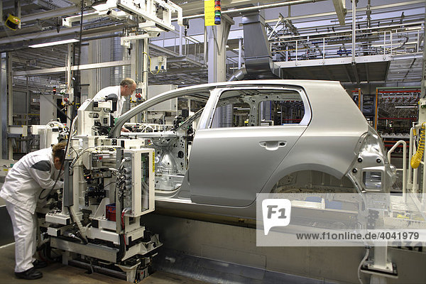 Autoproduktion  VW Werk Wolfsburg  Niedersachsen  Deutschland  Europa