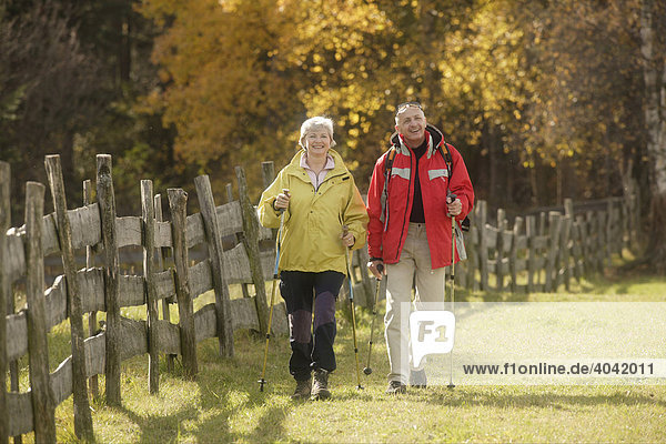 Senioren Paar beim Nordic Walking