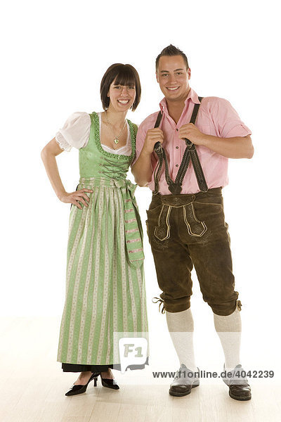 Frau und Mann Anfang 20 in bayerischer Tracht