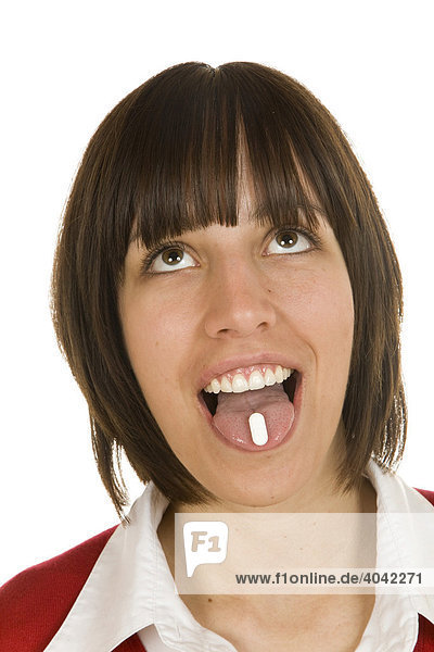 Frau  20-jährig  mit Tablette auf der Zunge