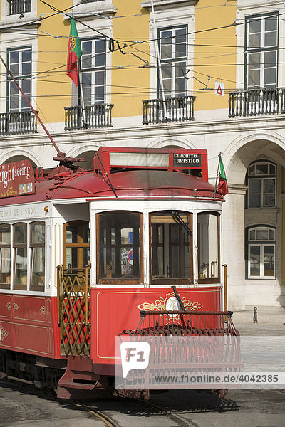 Alte Straßenbahn am Praca do Comercio  Lissabon  Portugal  Europa