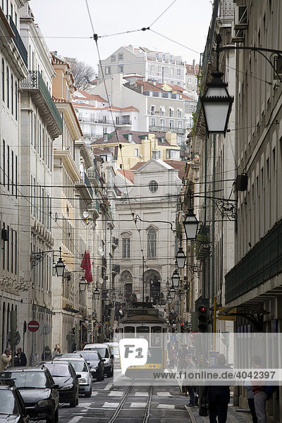 Straße im Lissabonstadtzentrum  Portugal  Europa