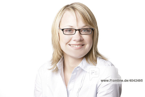 Blonde Frau in weißer Bluse mit Brille  lacht