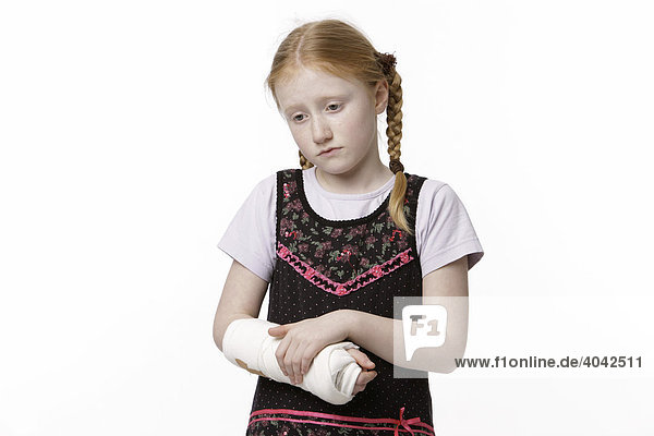 8-jähriges Mädchen mit Gips-Arm