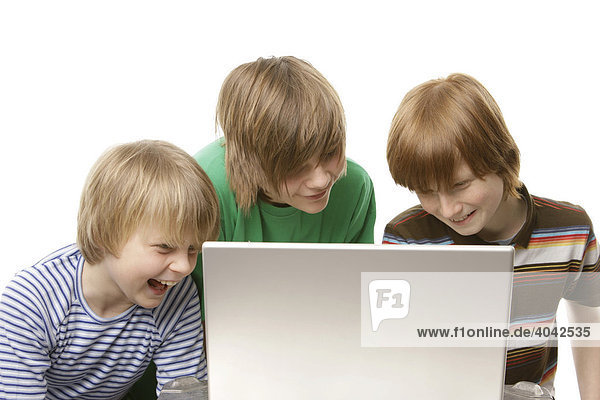 3 Jungen am Laptop