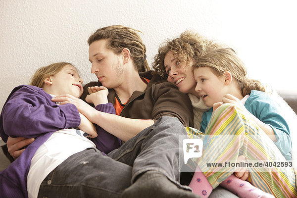 Familie mit langen Haaren  lachen