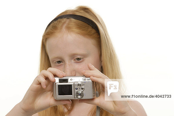 8-jähriges Mädchen mit digitalem Fotoapparat