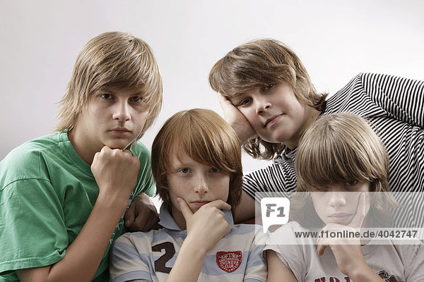 4 Jungen posieren vor Kamera