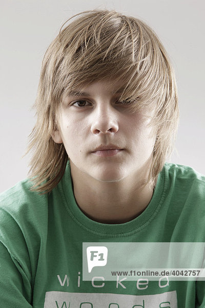 13-jähriger Junge mit grünem T-Shirt