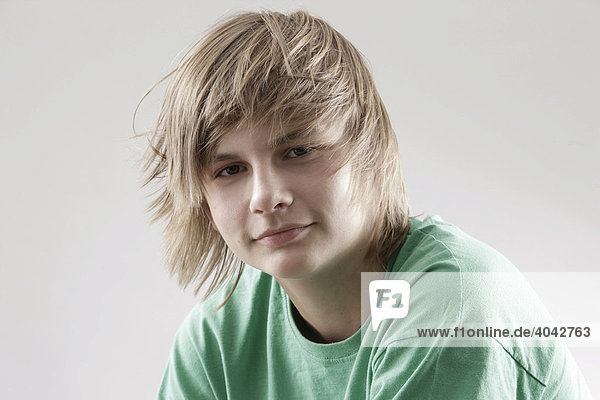 13-jähriger Junge mit grünem T-Shirt  lächelt