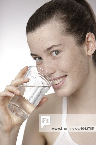 17-jähriges Mädchen mit Wasserglas
