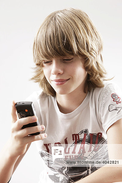 12-jähriger Junge spielt mit Handy
