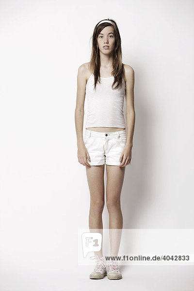 Sehr schlankes 17-jähriges Mädchen in weißer Kleidung