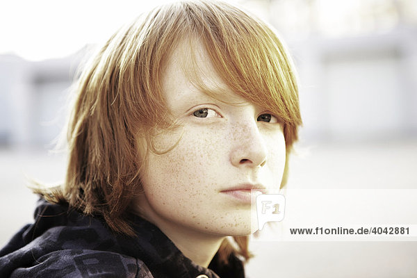 12-jähriger Junge mit roten Haaren