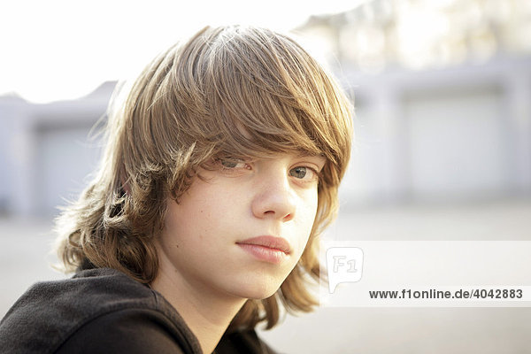 12-jähriger Junge mit blonden Haaren