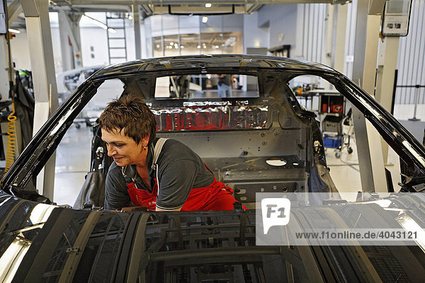 Eine der wenigen Frauen in der Produktion der R8 Manufaktur im Audi Werk in Neckarsulm  Baden-Württemberg  Deutschland  Europa