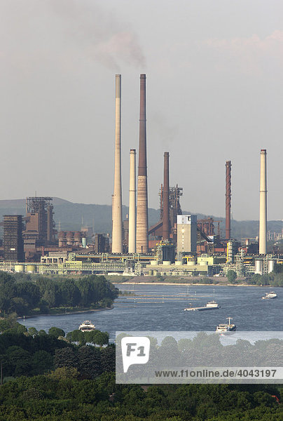 ThyssenKrupp Steel Stahlwerk Hamborn  Schwelgern  Rhein mit Frachtschiffen  Duisburg  Nordrhein-Westfalen  Deutschland  Europa