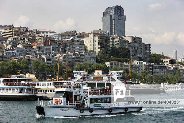 Fährschiffe auf dem Bosporus  Stadtteil Kabatas  dahinter Ritz Carlton Hotel  Istanbul  Türkei