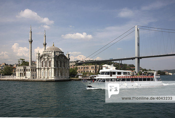 Bosporus-Brücke und Mecidiye Moschee  Istanbul  Türkei