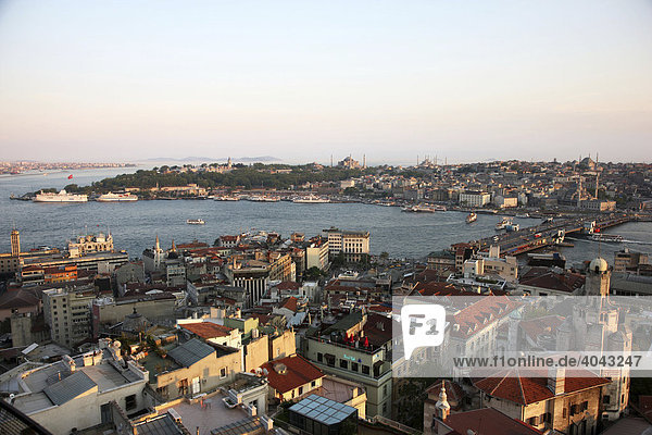Blick über den Stadtteil Eminönü mit Galatabrücke über das Goldene Horn  Moscheen  Istanbul  Türkei