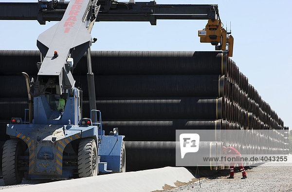 Anlieferung von Stahlrohren am Zwischenlagerplatz für die Ostseepipeline  die ab 2012 Gas vom russischen Wyborg nach Greifswald liefern soll  Sassnitz  Insel Rügen  Mecklenburg-Vorpommern  Deutschland  Europa
