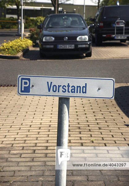 Reservierter Parkplatz für ein Vorstandsmitglied eines Unternehmens  Dortmund  Nordrhein-Westfalen  Deutschland  Europa
