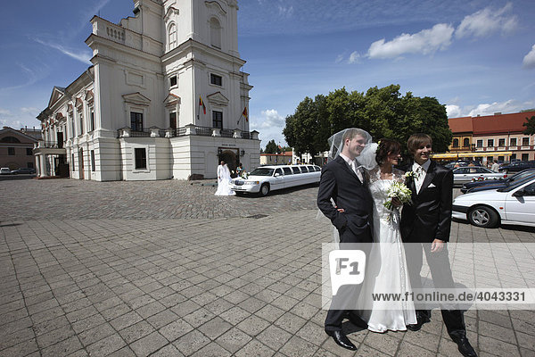 Wedding in front of the City Hall with registry office  historic city centre of Kaunas  Lithuania  Baltic States  Northeastern Europe