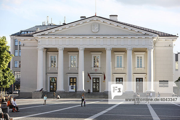 Rathaus und Rathausplatz in der Altstadt  Vilnius  Litauen  Baltikum  Nordosteuropa