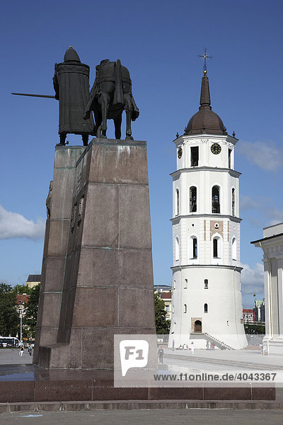 Gediminas Denkmal  Kathedrale St. Stanislaus mit separatem Glockenturm  Varpine  Kathedralenplatz  Vilnius  Litauen  Baltikum  Nordosteuropa