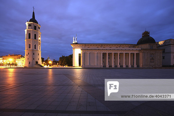 Die beleuchtete Kathedrale St. Stanislaus mit separatem Glockenturm  Varpine  Kathedralenplatz  Vilnius  Litauen  Baltikum  Nordosteuropa