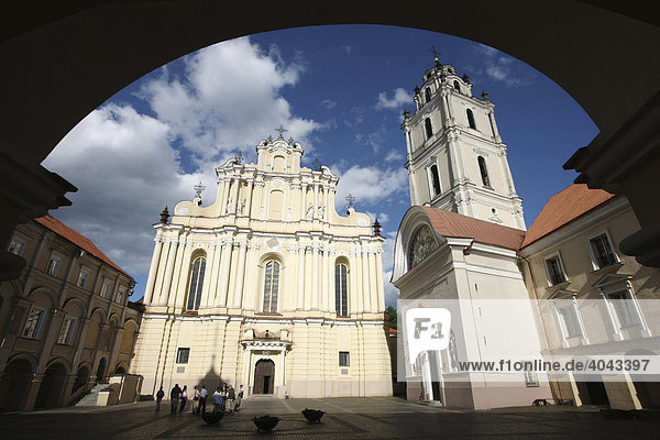 Blick auf St. Johannis Kirche im Großen Hof der Universität in der Altstadt Vilnius Litauen Baltikum Nordosteuropa