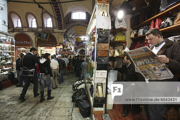 Verkaufsstände und Passanten  Großer Basar  überdachter Markt für Waren aller Art  Istanbul  Türkei