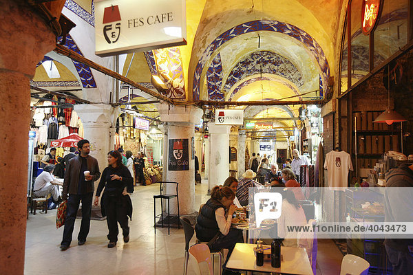 Großer Basar  überdachter Markt  mit vielen Gewölben für Waren aller Art  Istanbul  Türkei