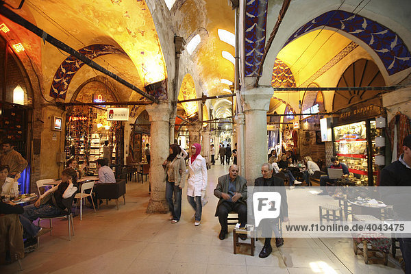 Großer Basar  überdachter Markt  mit vielen Gewölben für Waren aller Art  Istanbul  Türkei