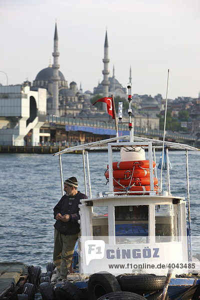Mann  kleine Flußfähre  Bootstaxi am Goldenen Horn  neben der Galatabrücke  Istanbul  Türkei