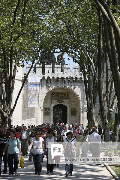 Touristen vor dem Eingangstor des Topkapi Palastes  Saray Burnu  Istanbul  Türkei